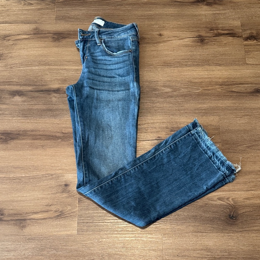 Woman's Hidden Boot Cut Jeans with Frayed Hem. Size 26